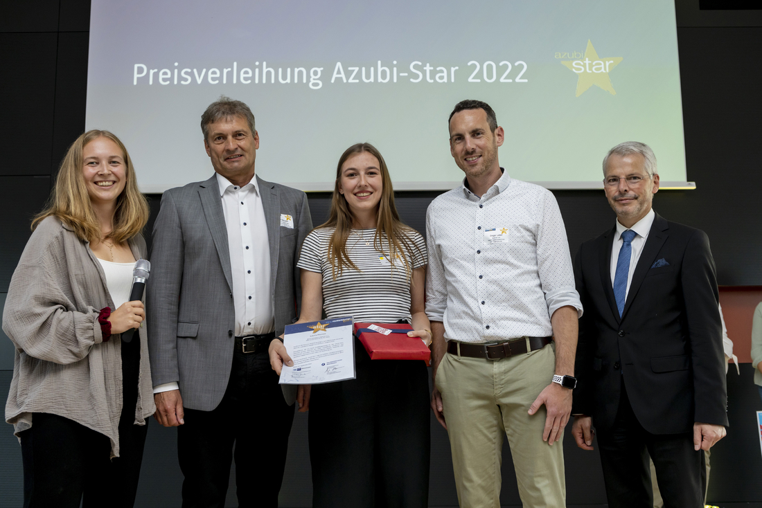 Fünf Personen auf der Bühne bei der Preisverleihung des Azubi-Star 2022.