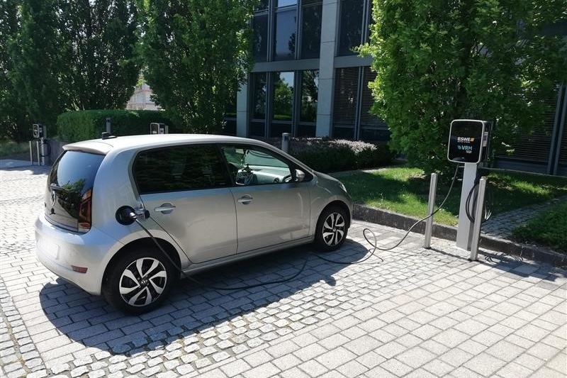 Ein E-Auto lädt an der Ladestation vor der VRM-Zentrale in Mainz-Marienborn.