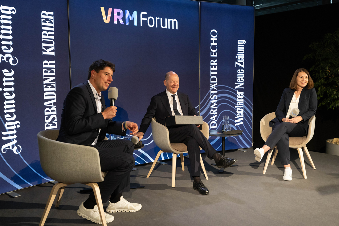 Bundeskanzler Olaf Scholz im Gespräch beim VRM Forum