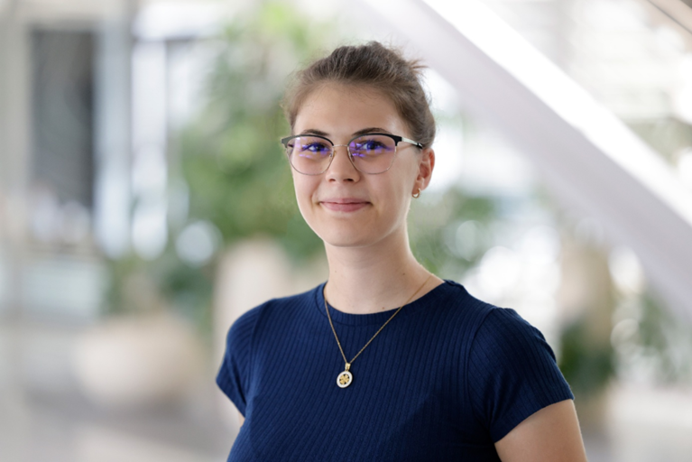 Die Auszubildende Susannah Rochholz bei bei der VRM. 