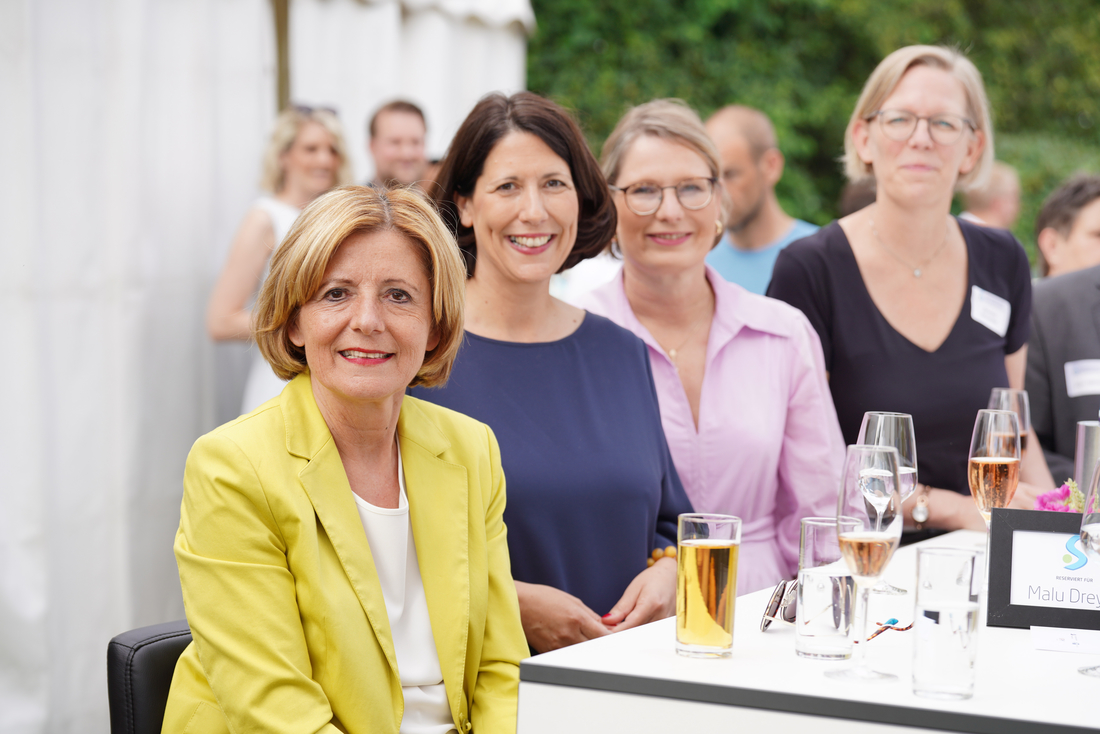 Sommerabend der Wirtschaft. Ministerpräsidentin Malu Dreyer und ihre Kolleginnen.