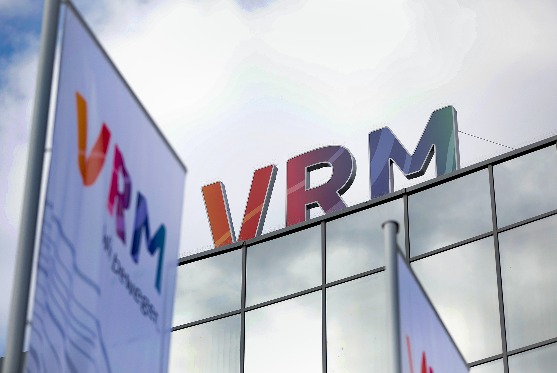 Das VRM-Logo und die VRM-Flagge. 