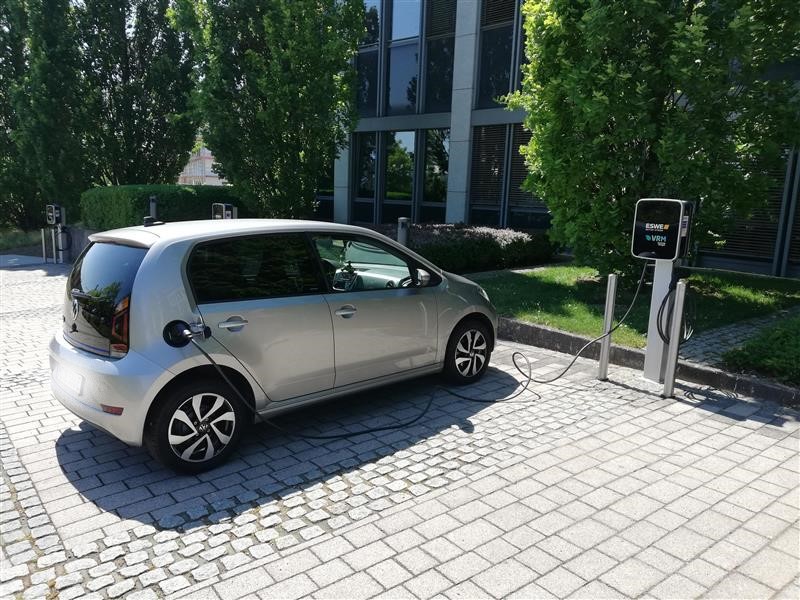 Ein Elektroauto vor einer E-Ladesäule der VRM-Zentrale in Mainz-Marienborn.